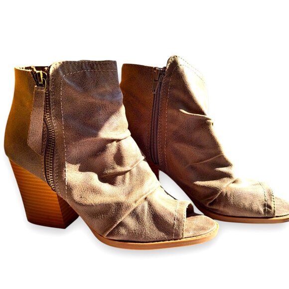 Charming Charlie Ruched Faux Suede Peep-Toe Block Heel Taupe Booties, 6M NWOT - Picture 3 of 11